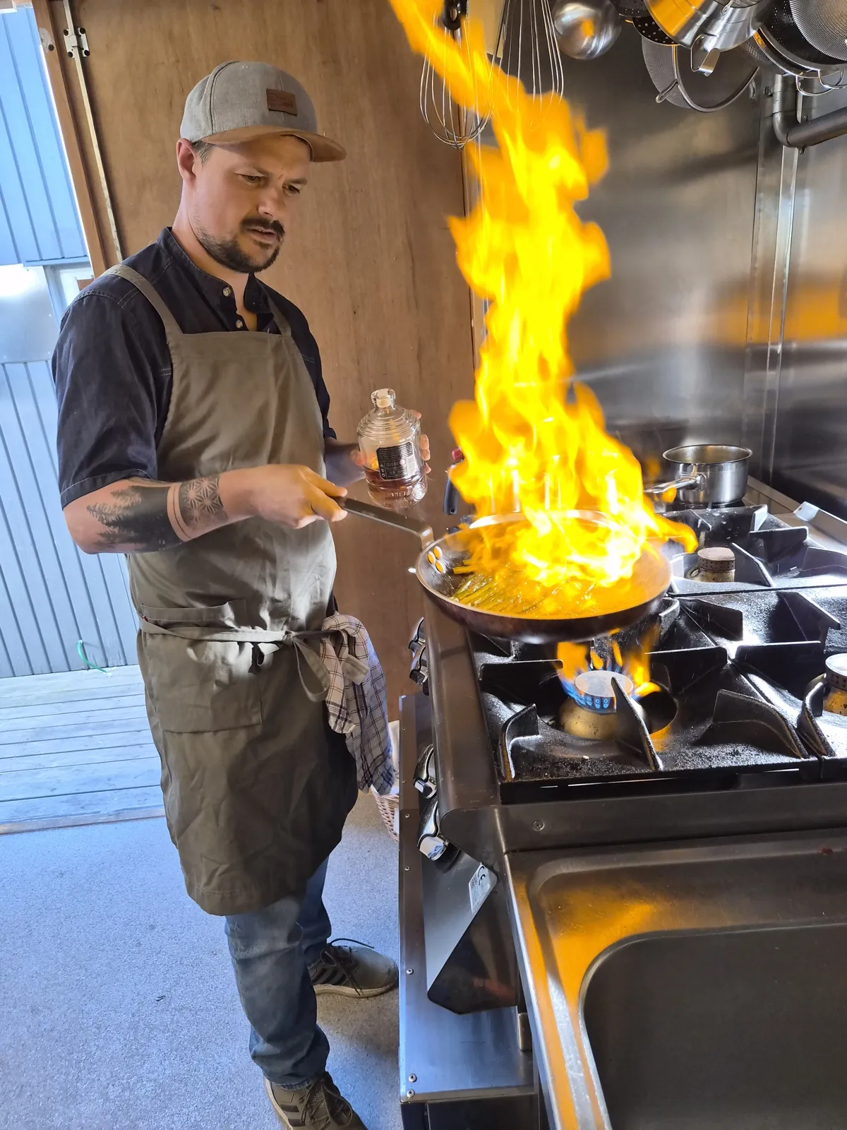 Kock flamberar i stekpanna