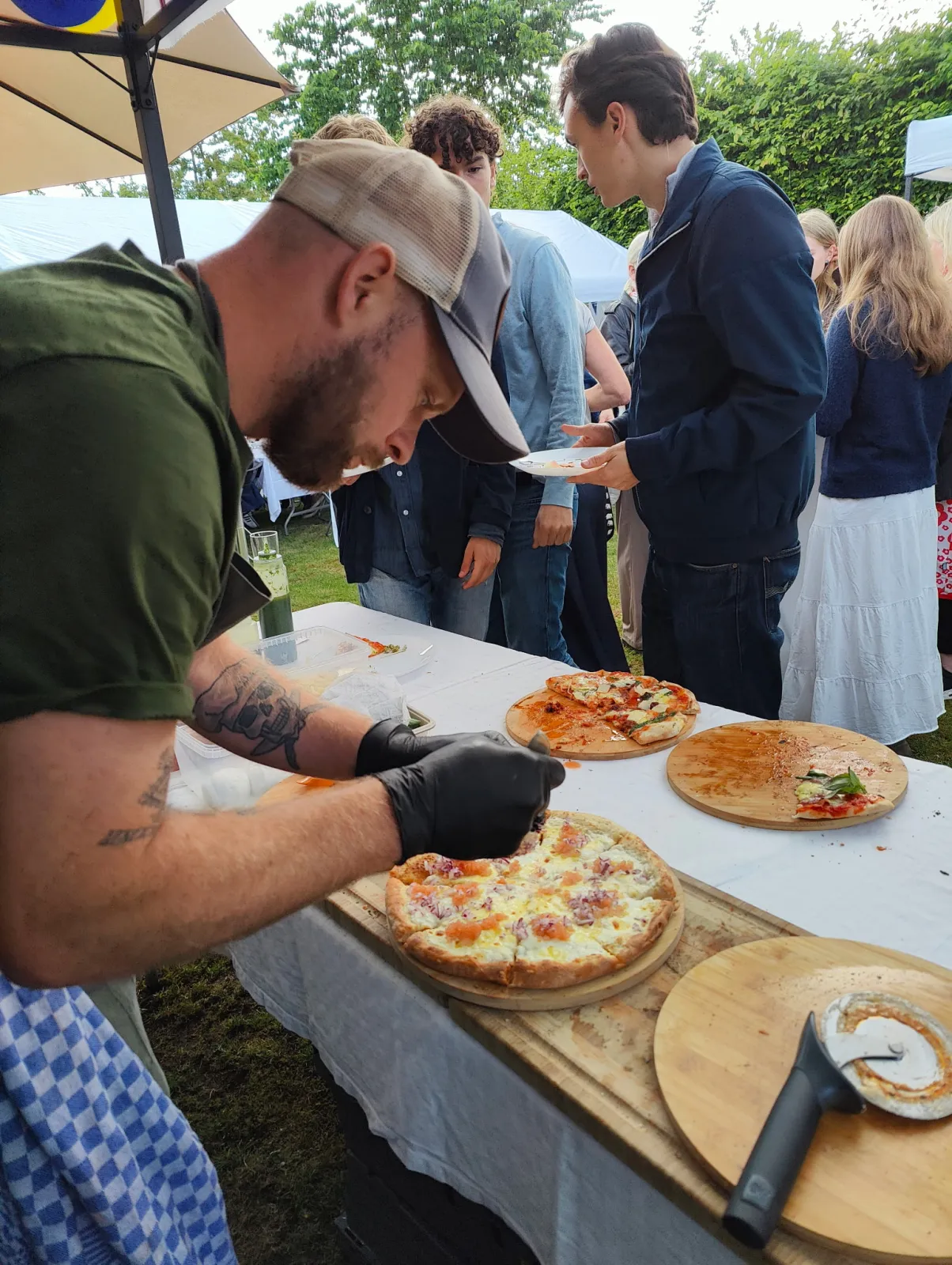 Pizza serveras på fest