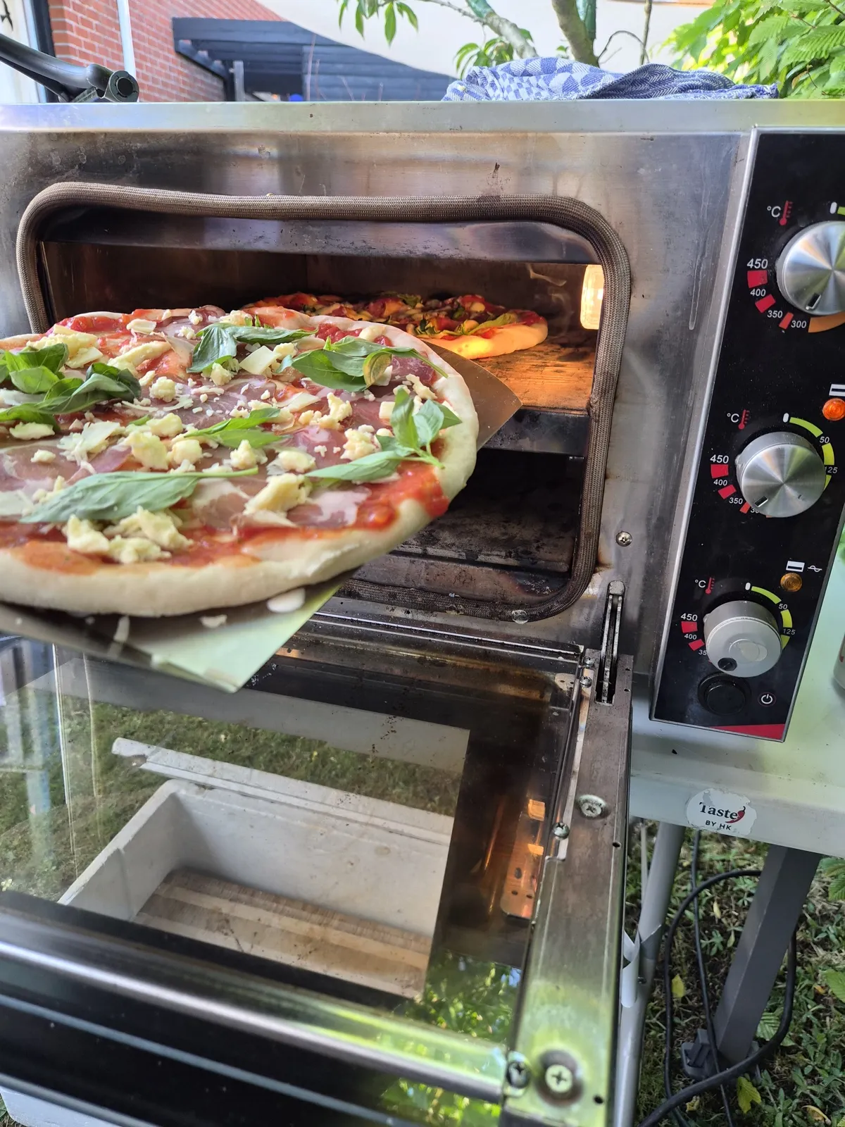 Nygräddad pizza ur ugnen
